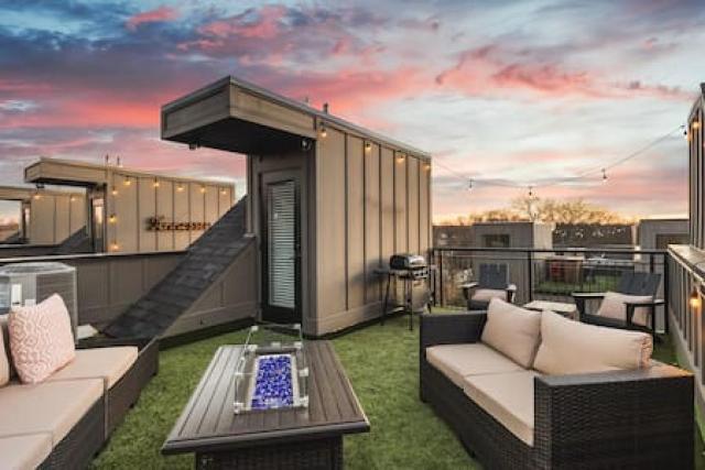 Large Patio, Rooftop Deck and Garage, 3 Miles to Broadway