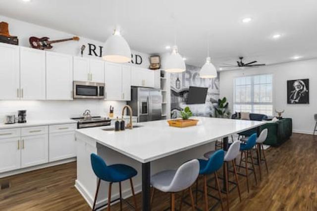 Large Patio, Rooftop Deck and Garage, 3 Miles to Broadway