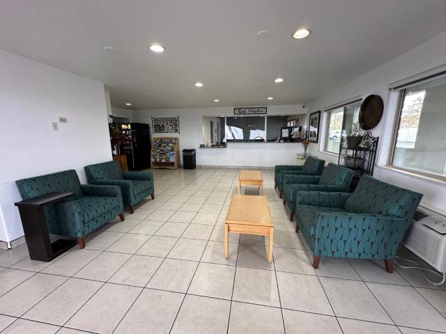 Desert Sands Inn & Suites
