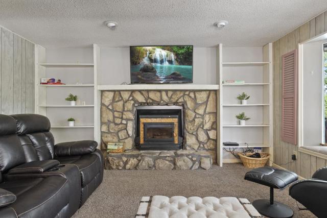 6bedrooms, ramp boat dock slips water toys, nice cove area