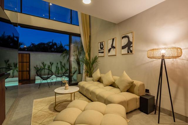 4 mins to beach/Finns/Atlas - New LUXE Pool Loft