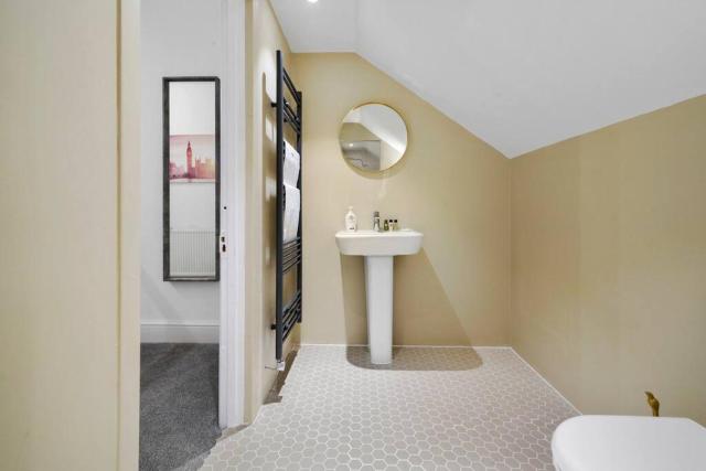 5 Bedroom House with Free Parking, Garden, Super Fast WiFi, Smart TVs with Virgin TV and Netflix by Yoko Property