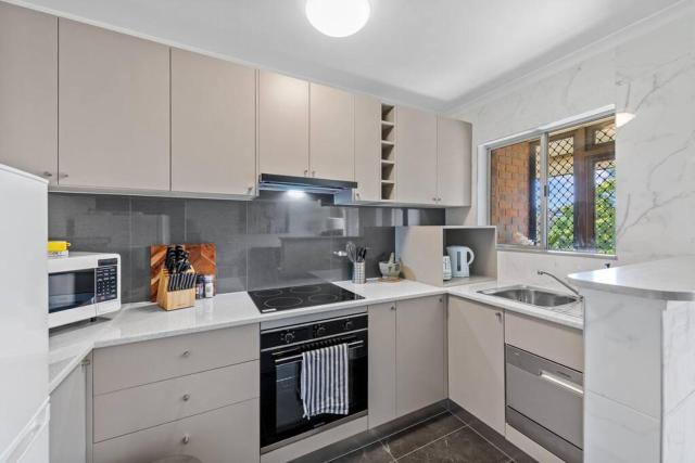 Hidden away in New Farm ~ 1 Bed/1 Bath/1 Car