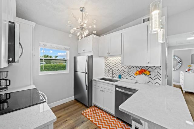 Midtown Cottage - In the heart of Cocoa Beach