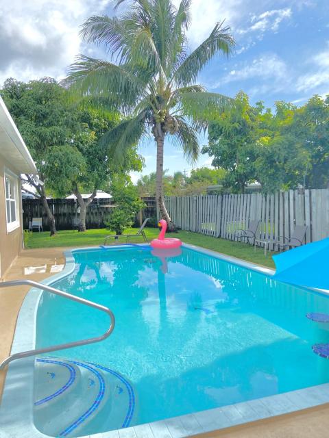 Awesome 4 bedroom pool house King bed
