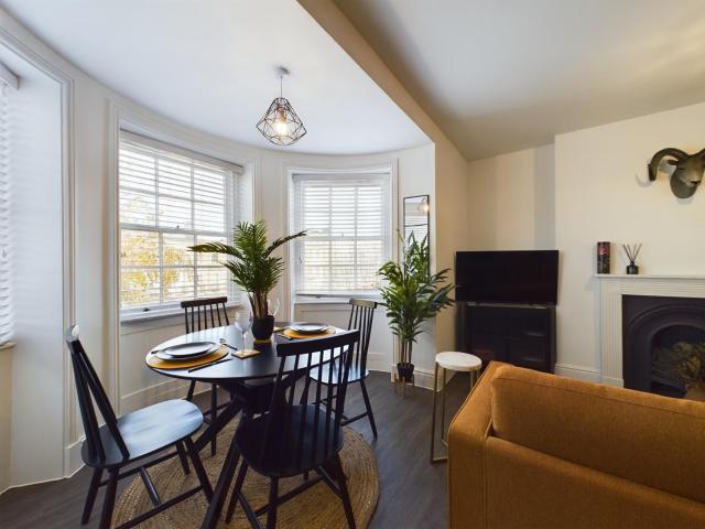 Stylish SunningEnd 1-Bed Apartment in Town Centre with Parking
