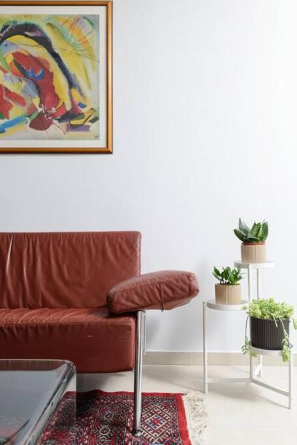 Neta's Central 3BR Gem Close to the Beach with Bomb Shelter in Tel Aviv