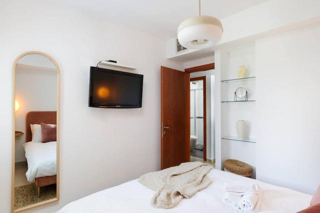 Neta's Central 3BR Gem Close to the Beach with Bomb Shelter in Tel Aviv