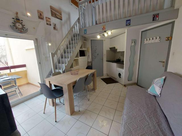 Appartement 2 pièces meublé avec mezzanine et terrasse, accès direct à la plage, parking inclus