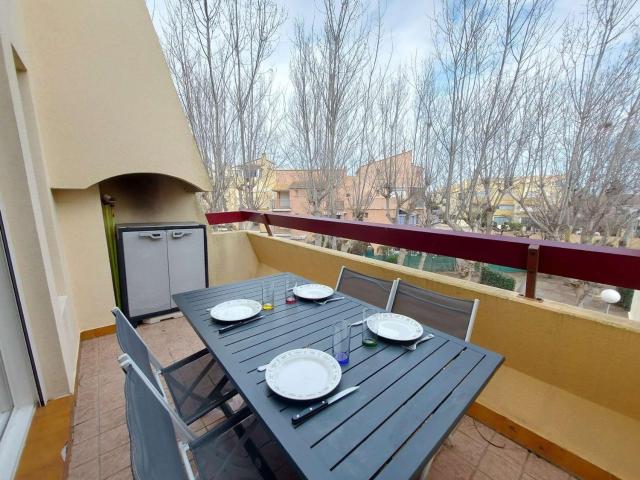 Appartement 2 pièces meublé avec mezzanine et terrasse, accès direct à la plage, parking inclus