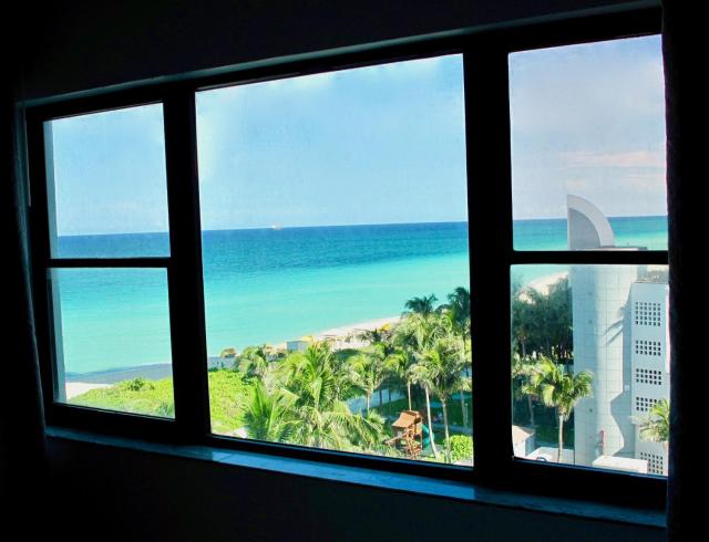 Directly on the Beach with Pool & Ocean View