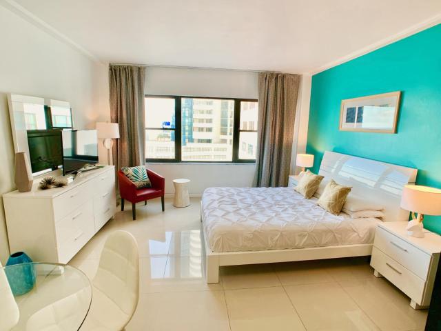 Directly on the Beach with Pool & Ocean View