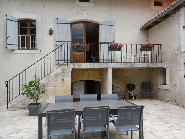 Large 3 bedroom property in the grounds of a Chateau