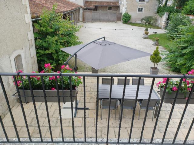 Large 3 bedroom property in the grounds of a Chateau