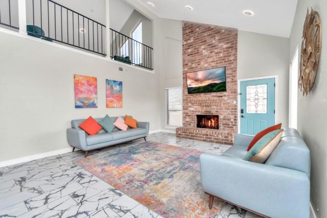 AccessibleGem 3BR Jacuzzi & Air Hockey Sleeps 13 Chinatown