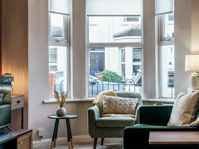 Belmont Bolthole 2 Bed Bars and Eateries Abound - Pass the Keys
