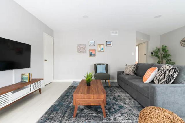 5 Mins to DT Alhambra - Homey 2BR Apt 4A