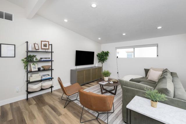 Renovated Flat Steps from Historic 25th Street