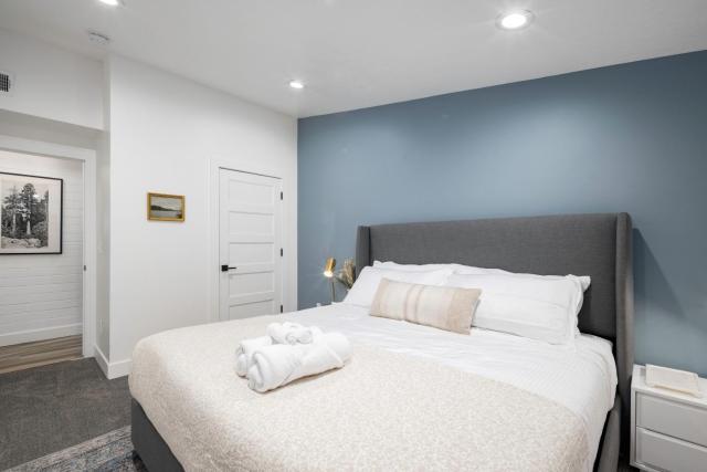 Renovated Flat Steps from Historic 25th Street