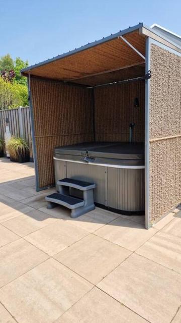 Cabana incl boat, jacuzzi,subboarts on a quiet park with private parking