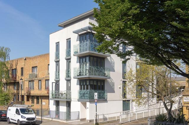 King beds apartment with en-suite, private balcony and elevator by iconic Portobello Market