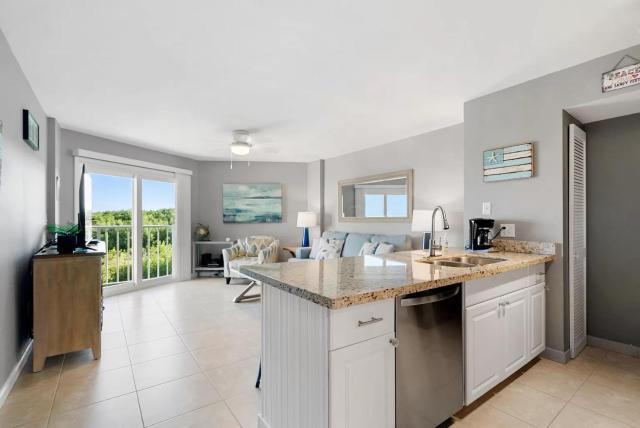 Tropical Getaway w/Private Beach 1 BD Condo