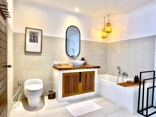 An Amazing 6BDR Private Family Villa with Pool