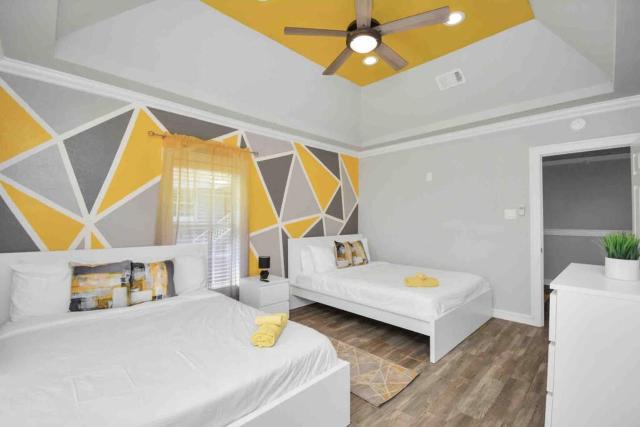 Central Yellow Gem: Cozy Views & Proximity