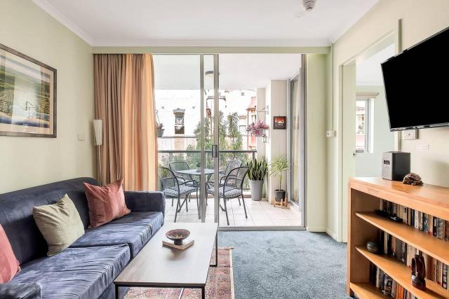Charming Chippendale Escape with Rooftop Pool