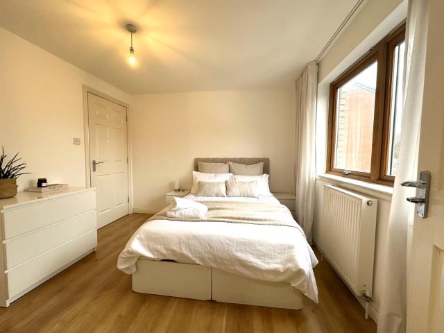 Private room with en-suite and parking in shared flat