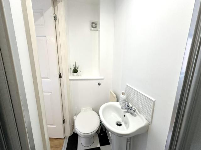 Private room with en-suite and parking in shared flat