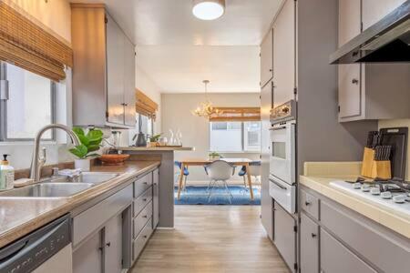 Downtown Manhattan Beach 3 Bed Townhouse Parking