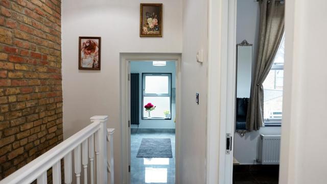 Luxury London house sleeps 13, 2 minutes to metro