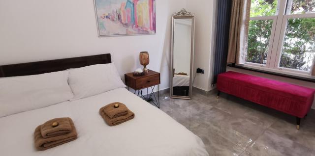 Luxury London house sleeps 13, 2 minutes to metro