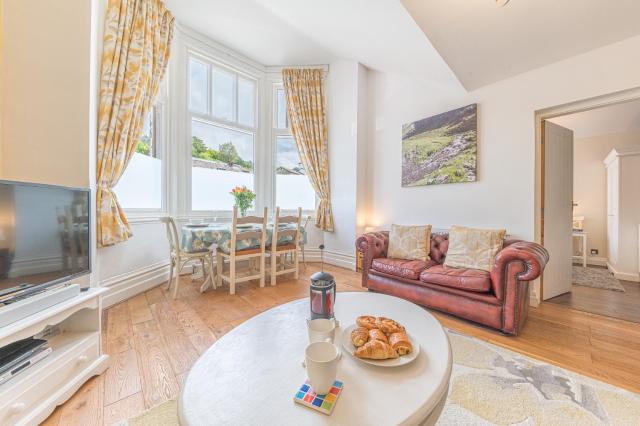 Enjoy relaxing family breaks in this central Ambleside apartment with parking