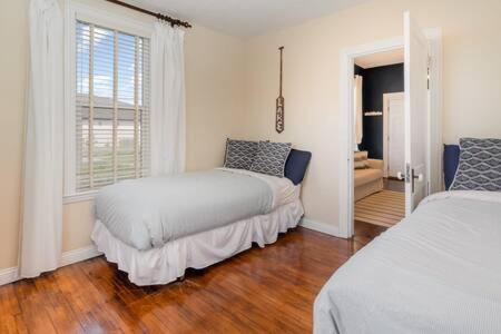 Downstairs 2 Bedroom Apt- Pet Friendly- walking distance to beach & shops