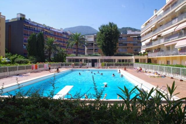 Lovely studio with pool by the sea