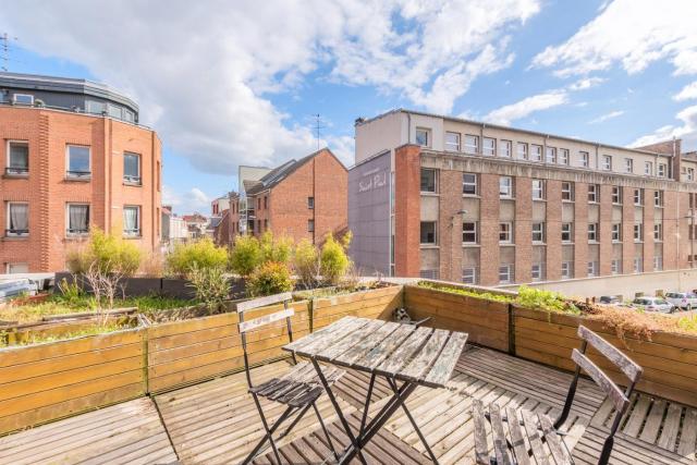 Appartement lumineux avec rooftop et garage privé.