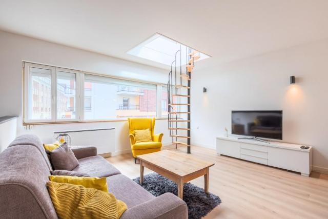 Appartement lumineux avec rooftop et garage privé.