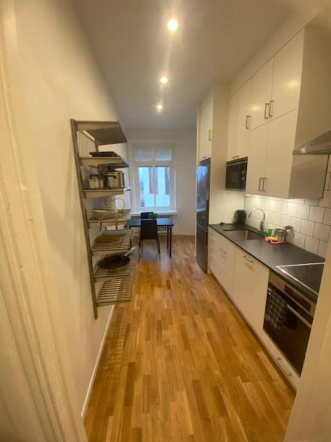Modern Apartment In Lovely Part Of The City