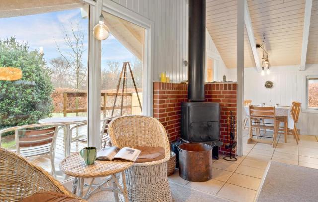 2 Bedroom Cozy Home In Juelsminde