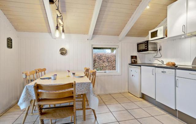 2 Bedroom Cozy Home In Juelsminde
