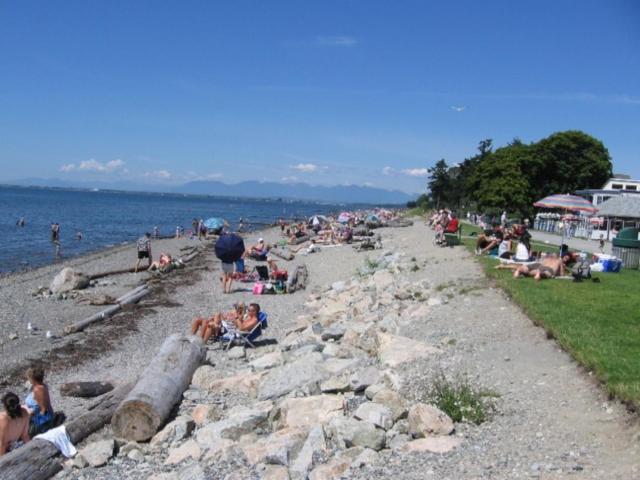 JESI'S NEW HOUSE, Self Enter 2BR, Whole Suite, Close to White Rock Beach & US Border