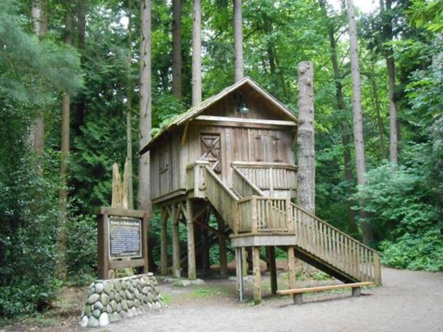 JESI'S NEW HOUSE, Self Enter 2BR, Whole Suite, Close to White Rock Beach & US Border