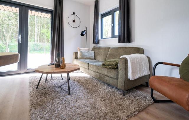 Schitterend gelegen luxe ingericht 6 persoons chalet met hottub aan de bossen in Putten 4-15