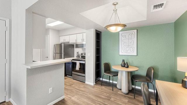 Landing Modern Apartment with Amazing Amenities (ID8013X53)