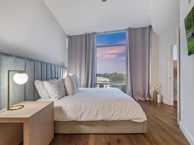 4Bedroom/ 2bath 2100sq ft Thorton Park Master Suite