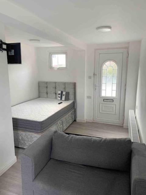 Cosy Studio Flat-Just Renovated-Free Street Parking & Independent Entrance