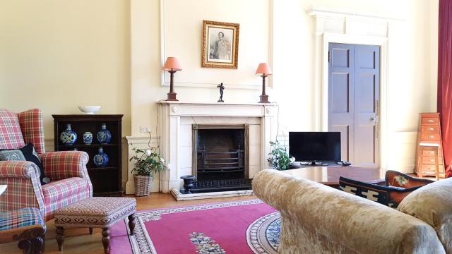 Spacious 2-Bedroom Georgian Edinburgh City Apartment