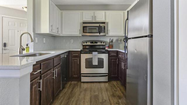 Landing Modern Apartment with Amazing Amenities (ID9835X53)